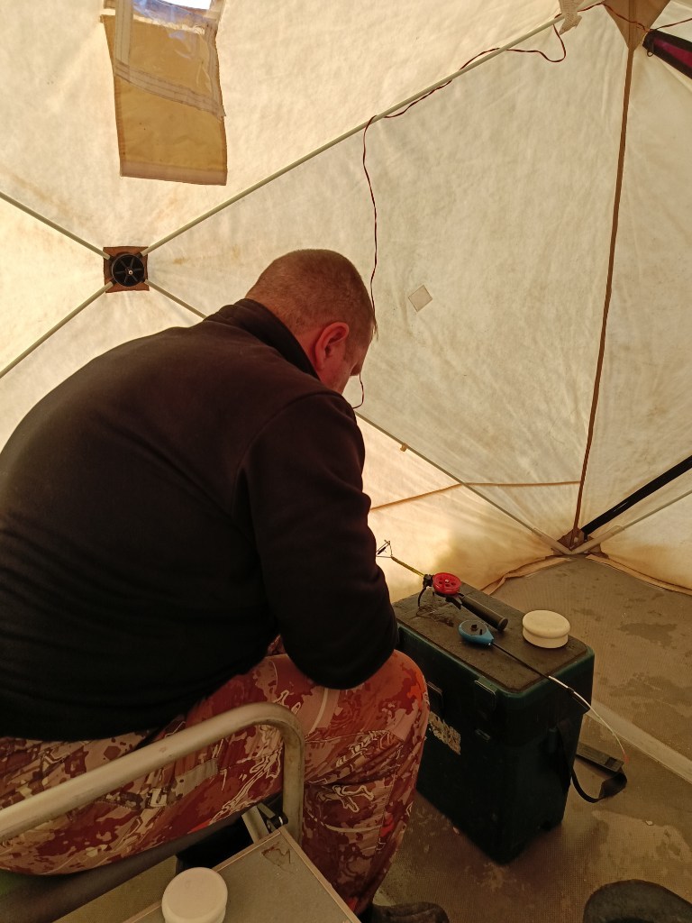 сын шаманит над лункой